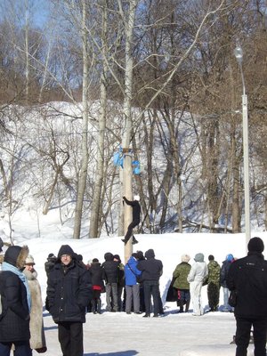 Лазание на столб за подарком