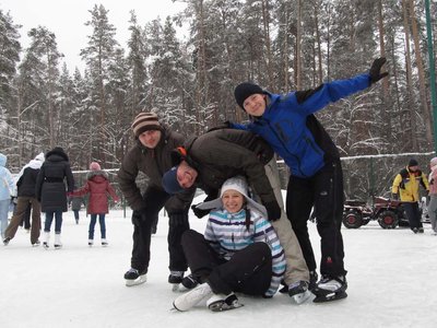 Дружная компания конькобежцев