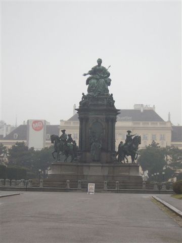 Памятник и площадь Марии Терезы